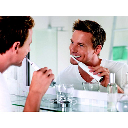 Philips Sonicare DiamondClean White HX9382/04 - звуковая зубная щетка с 2-мя насадками и дорожным чехлом